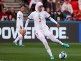 Nouhaila Benzina da un pase durante el duelo entre Marruecos y Corea del Sur en el Mundial Femenil Australia-Nueva Zelanda 2023.