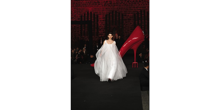 Veinte diseñadores encabezaron el desfile de modas en honor a la cinta