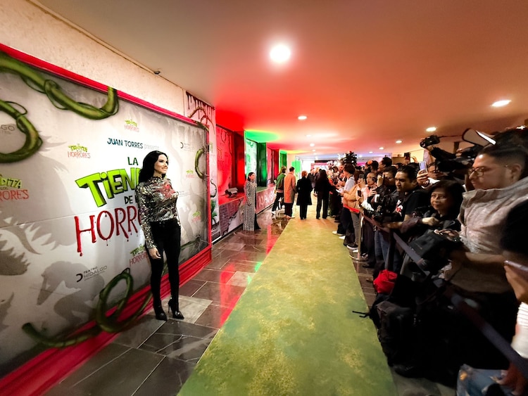 Marlene Calderón en la alfombra verde 'La tiendita de los horrores'.