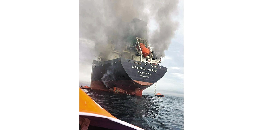 BUQUE tailandés atacado
en Ormuz, ay>er.