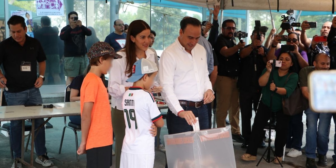 El gobernador de Coahuila, Manolo Jiménez, acompañado de su familia al emitir su voto.