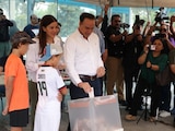 El gobernador de Coahuila, Manolo Jiménez, acompañado de su familia al emitir su voto.