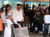 El gobernador de Coahuila, Manolo Jiménez, acompañado de su familia al emitir su voto.