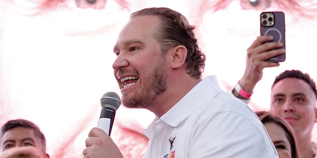 Santiago Taboada, candidato a la Jefatura de Gobierno por PAN-PRI-PRD, en la plaza de Santo Domingo, ayer.