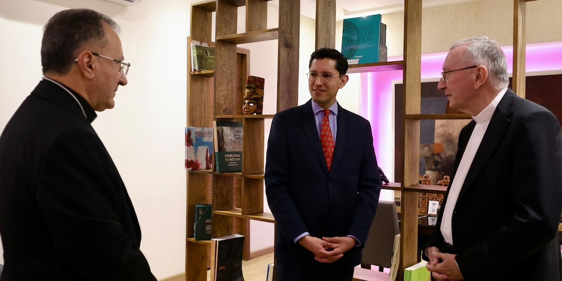 Roberto Velasco recibe a Pietro Parolin en el arranque de su gira por México