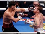 Dmitry Bivol conecta un jab al "Canelo" Álvarez en su pelea de box por el cetro semipesado de la AMB.