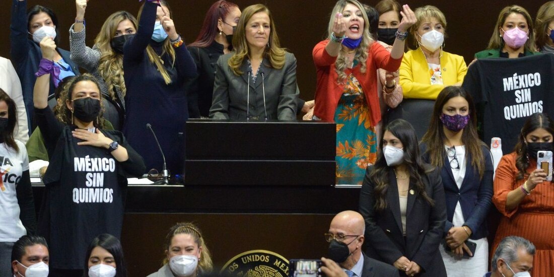 Antes de que Margarita Zavala subiera a tribuna, la diputada de Morena, Andrea Chávez pidió un minuto de silencio por el incendio en la Guardería ABC.
