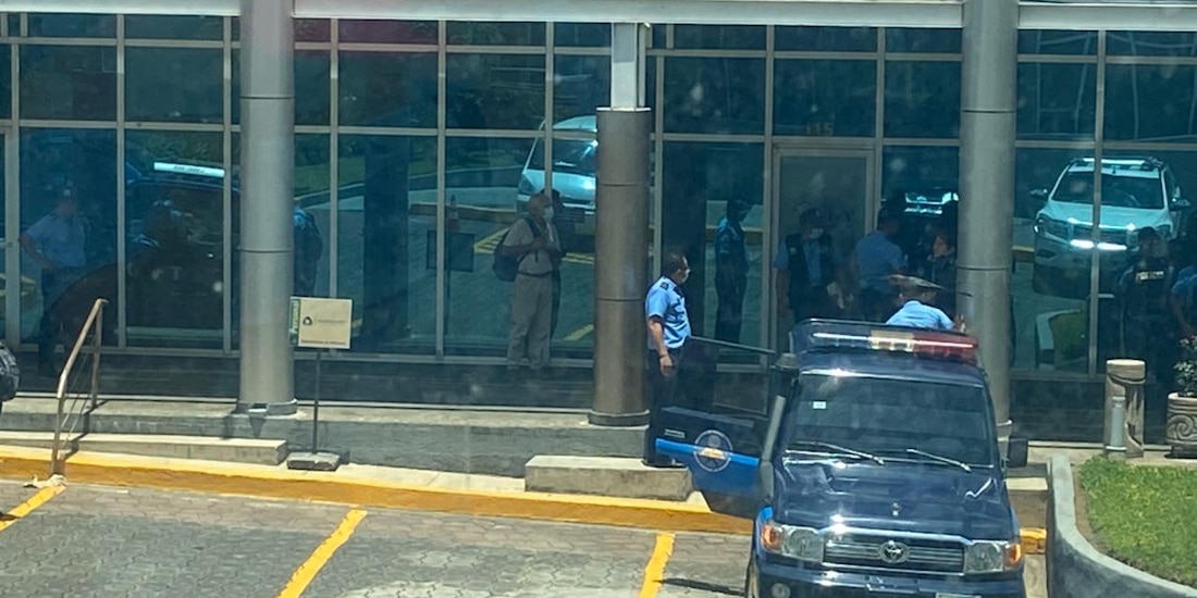 El Confidencial destacó que un camarógrafo estaba siendo trasladado en una camioneta de policías de Nicaragua cuando éstos allanaron las oficinas del periódico