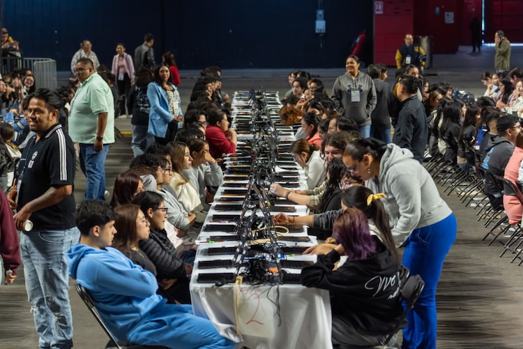 Miles de aspirantes, la mayoría, están convocados a presentar su examen en el "domo de cobre" en la alcaldía Iztacalco de la CDMX.