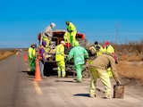 Trabajadores que laboran en el plan MegaBachetón 2026.