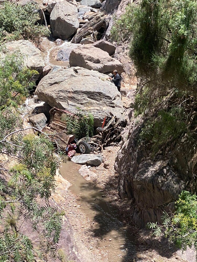Jeep cae a barranco en Real de Catorce.