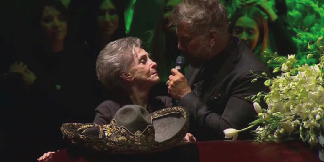 Alejandro Fernández le canta a Vicente Fernández frente a su madre, Doña Cuquita, ayer.