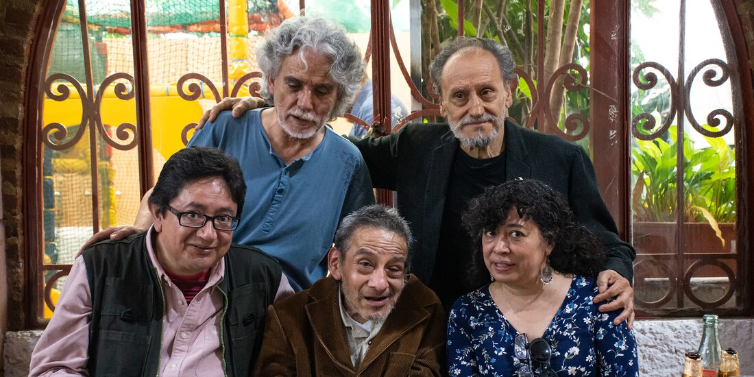 Arriba, Luis Antonio Gómez y Juan José Oliver, poetas infras. Abajo, Mario Raúl Guzmán, editor de la revista La zorra vuelve al gallinero, Darío Galicia y Ana Clavel. Fiesta por los 66 años de Darío.