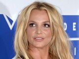 Britney Spears se quema la cara.