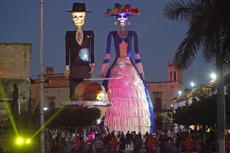 Turistas en el Festival de Día de Muertos de Zapotlanejo, ayer.