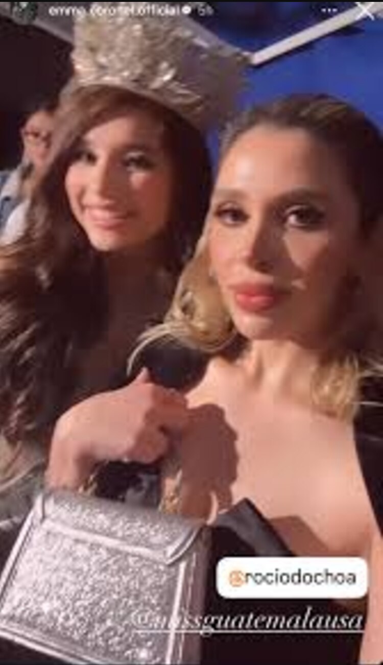 Emma Coronel (der.), esposa de El Chapo, y Rocío Ochoa, el pasado 25 de noviembre.