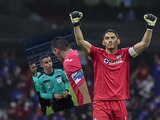 Chuy Corona, portero del cruz Azul, tuvo una polémica plática con el árbitro.