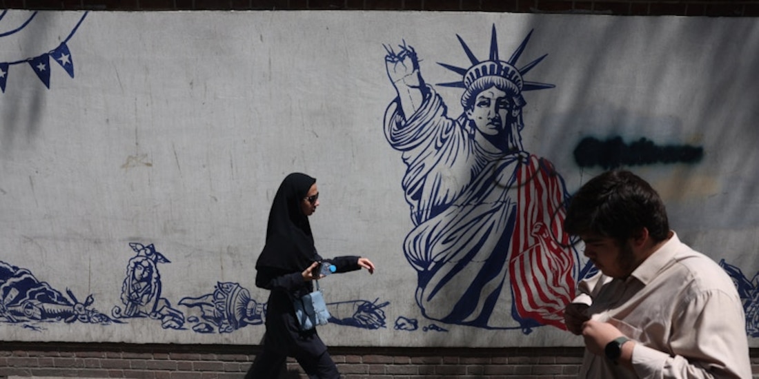 Personas caminan cerca de un mural antiestadounidense en Teherán, el 15 de julio de 2026.
