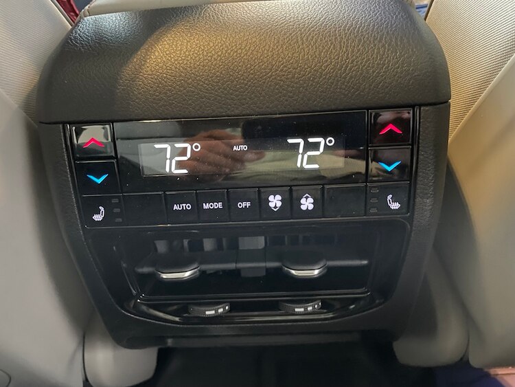 Puedes controlar el clima en toda la camioneta.