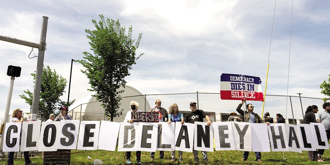 Manifestantes montan guardia en Delaney Hall, Nueva Jersey, ayer.