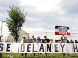 Manifestantes montan guardia en Delaney Hall, Nueva Jersey, ayer.