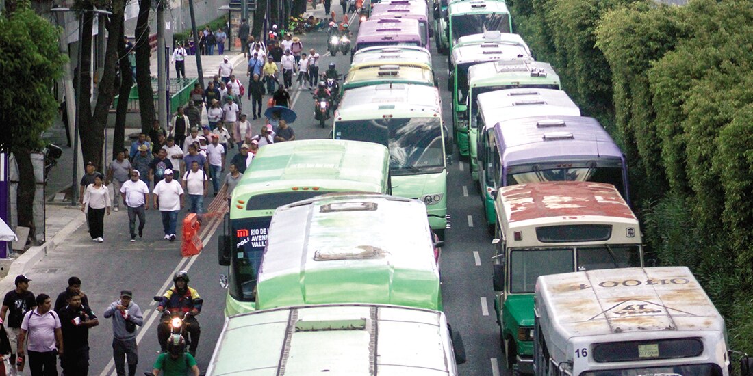 Transportistas en una protesta Tlalpan para exigir un alza a la tarifa.