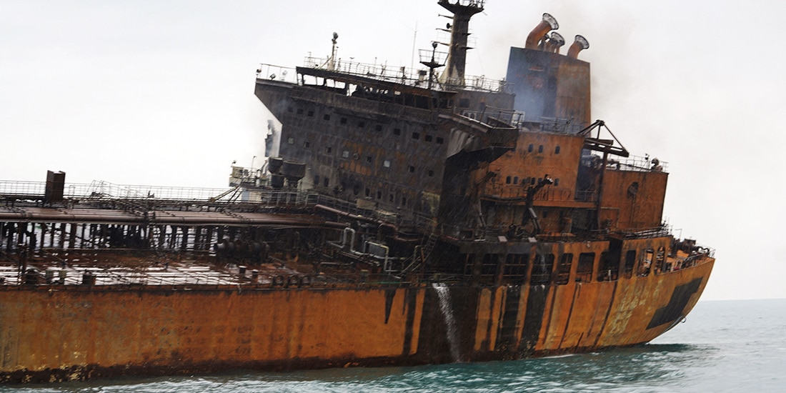 PETROLERO incendiado por Irán en el estrecho de Ormuz; se atribuye derribo de avión de reabastecimiento