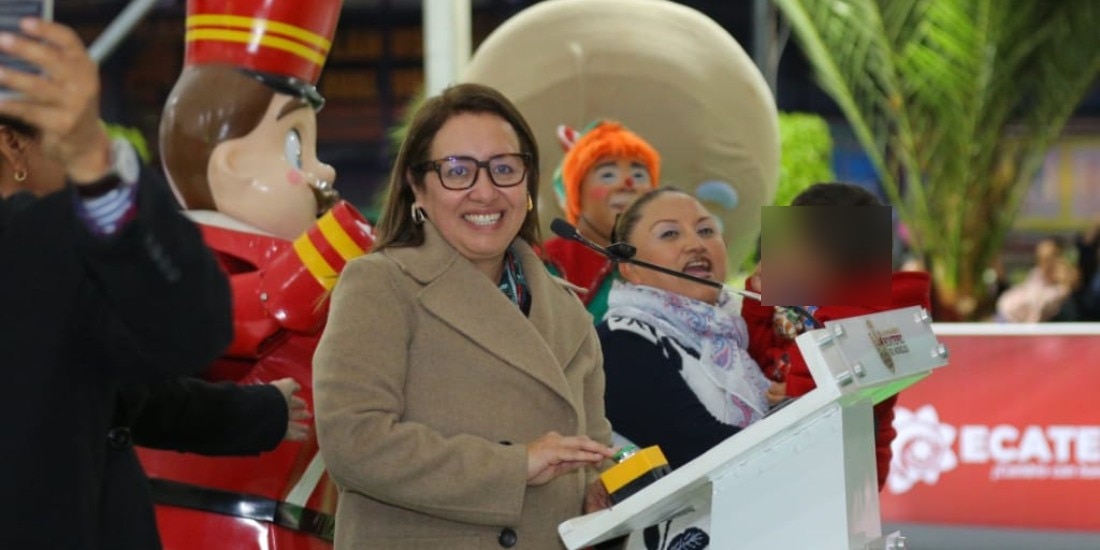 Azucena Cisneros inaugura pista de hielo, villa navideña y árbol monumental en Ecatepec.