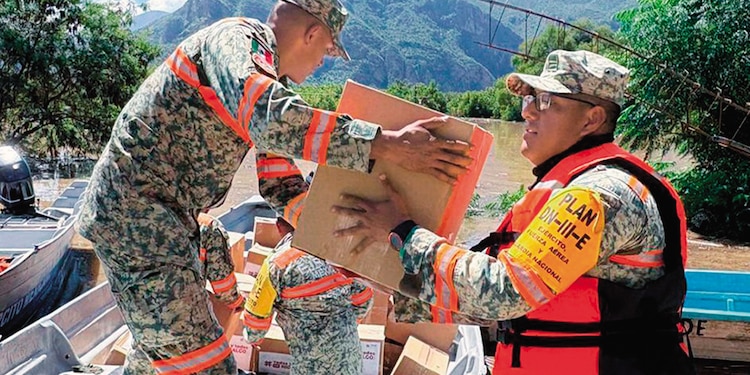 Personal de la Semar (izq.) realiza labores de limpieza de calles en Veracruz, ayer; en Metztitlán, Hidalgo, elementos del Ejército entregaron despensas.
