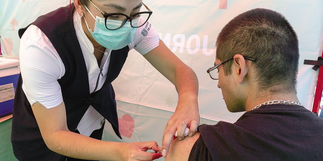 Una enfermera vacuna a un joven, en Chapultepec, el 8 de febrero.