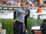Ricardo Cadena da indicaciones durante un partido de Chivas en el pasado torneo de la Liga MX.