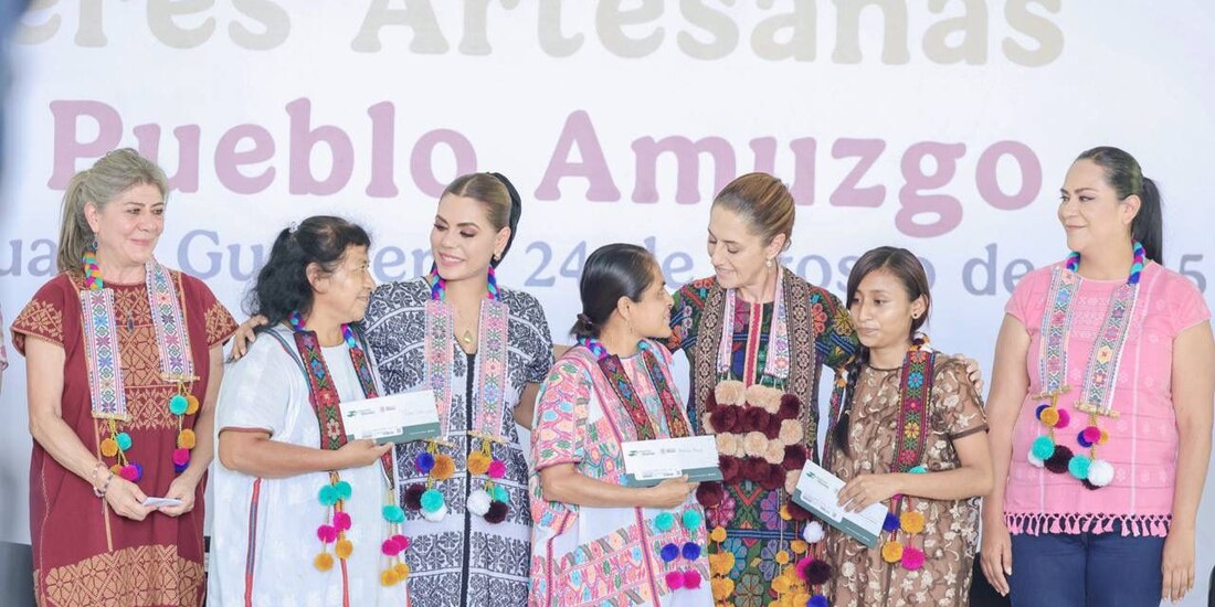 Presidenta Claudia Sheinbaum y gobernadora Evelyn Salgado entregan créditos a la palabra a artesanas amuzgas.