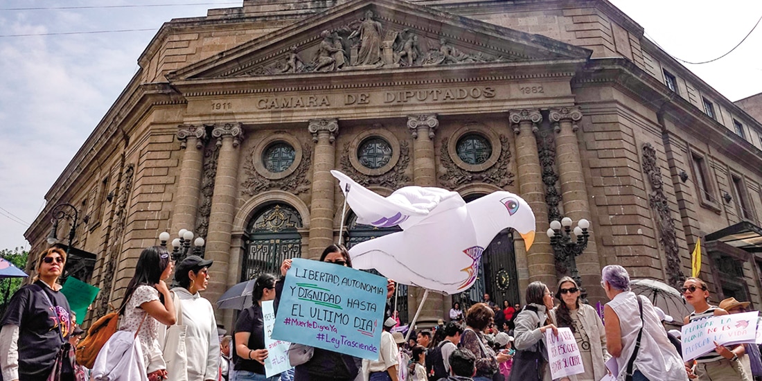 El pasado 27 de agosto, la Jefa de Gobierno, Clara Brugada, se reunió con una comisión de colectivos que impulsan la iniciativa de Muerte Digna, luego de una marcha que realizaron.