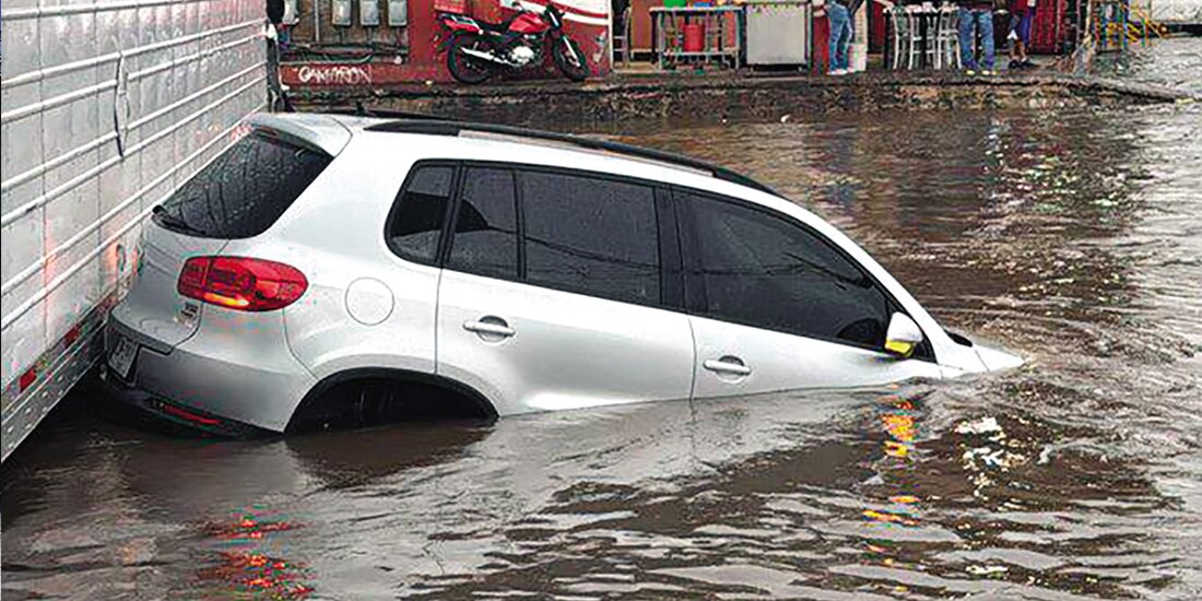 En el Mercado de Abastos de Guadalajara varios vehículos quedaron bajo el agua debido a la precipitación, ayer.