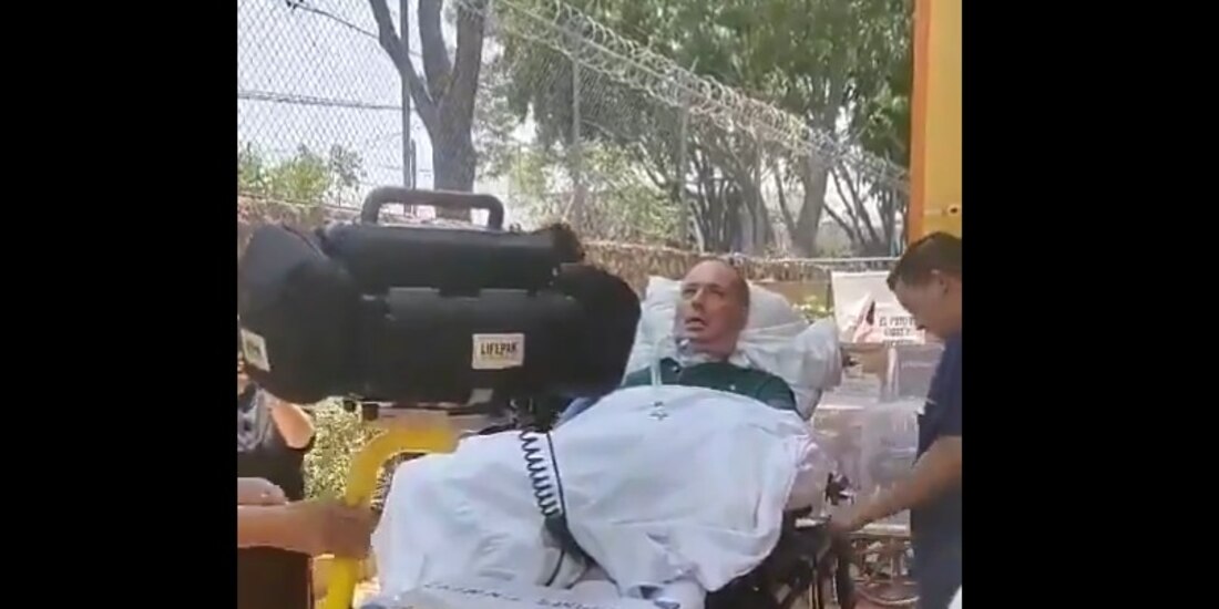 Un hombre en camilla salió a votar en Jalisco.