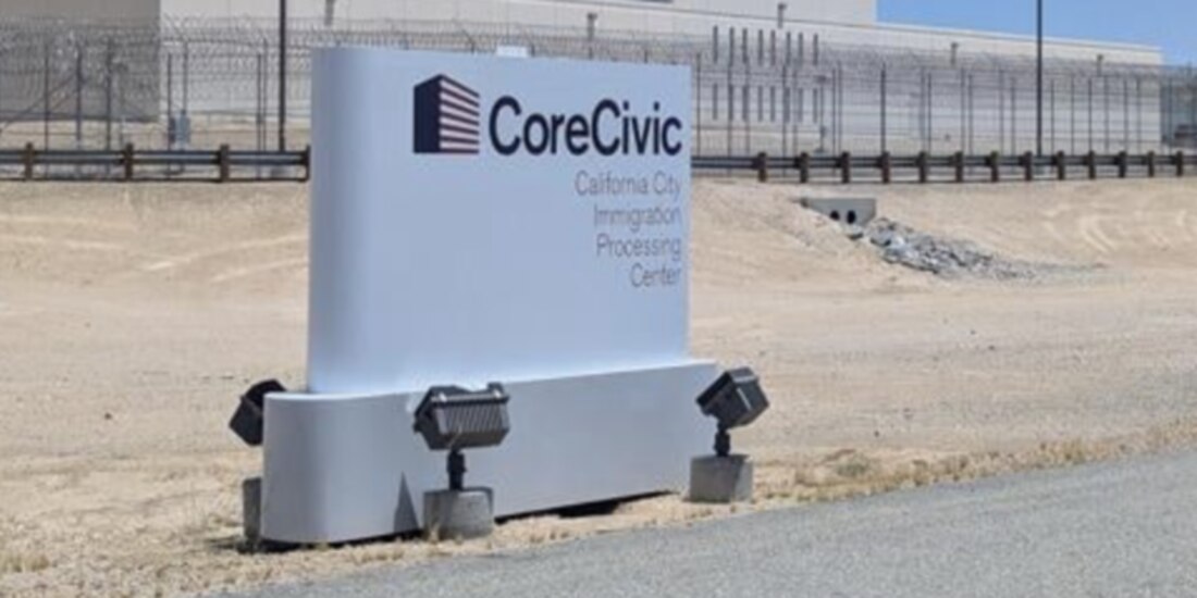 Centro de procesamiento de Inmigración de CoreCivic, en California.