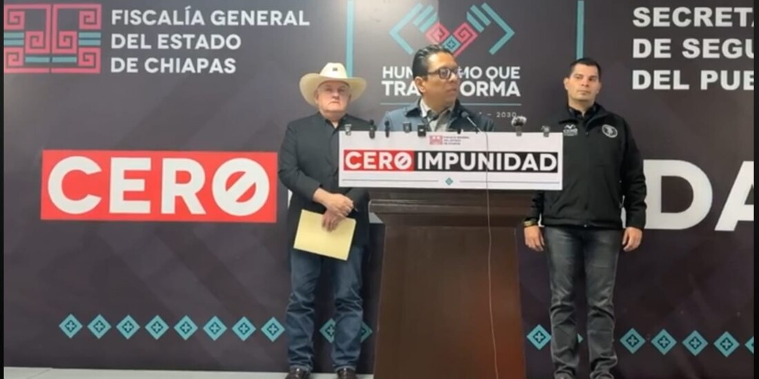 El fiscal general de Chiapas, Jorge Luis Llaven Abarca, en conferencia de prensa, ayer.