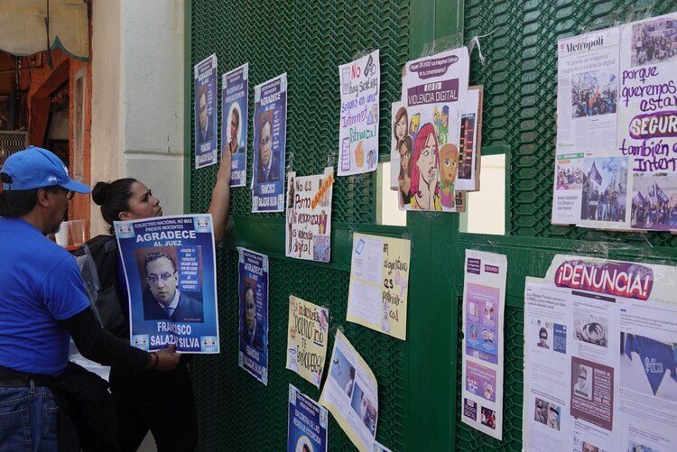 Simpatizantes de Diego “N” pegan carteles en favor de juez.