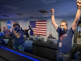 Equipo de la NASA celebra la llegada del vehículo al planeta rojo.