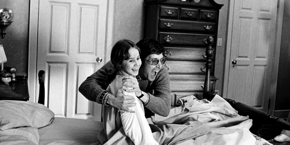Friedkin, tomando la cámara, durante el rodaje de El exorcista.