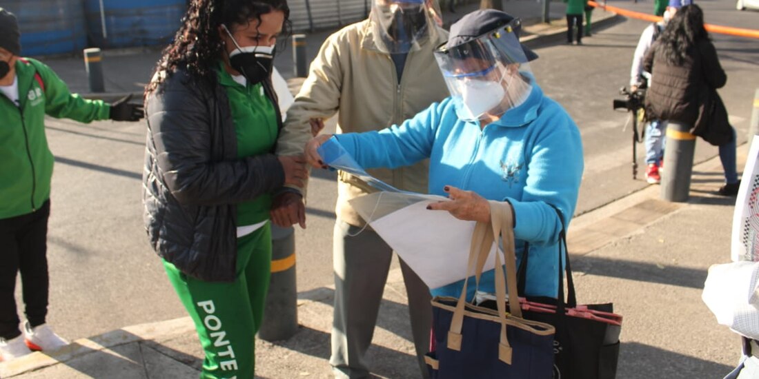 Inicia vacunación contra COVID-19 en Palacio de los Deportes.