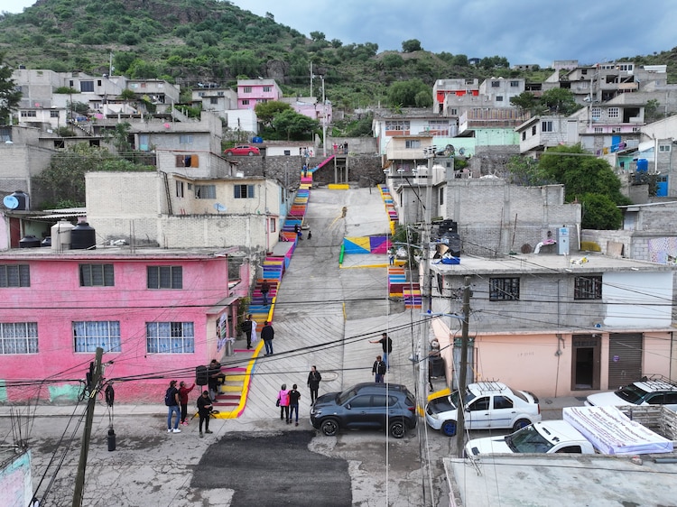 Obras se pintaron con colores llamativos.
