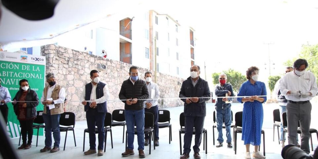 El gobernador de Guerrero entregó los hogares a familias de Taxco.