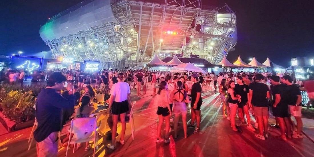 Turistas nacionales e internacionales disfrutan las playas guerrerenses en este invierno.