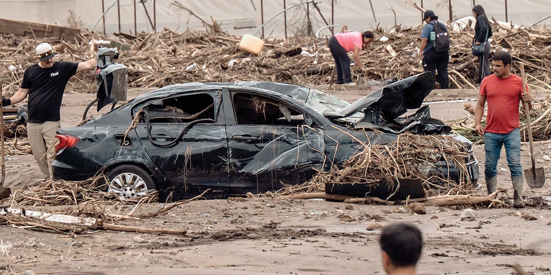 Autoridades y civiles, en búsqueda de desaparecidos en Ensenada, BC, el lunes, por las inundaciones causadas por Rachel.