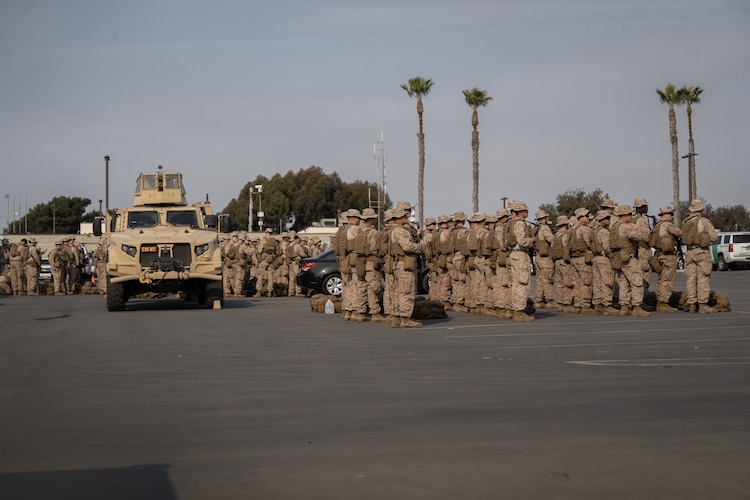 Cientos de marines arribaron ayer a la Border Patrol Station en San Diego, California.