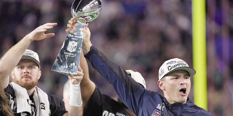 Histórico. Mike Macdonald, entrenador en jefe de Seattle, se convirtió en el tercer coach más joven en conquistar el Trofeo Vince Lombardi de la NFL.