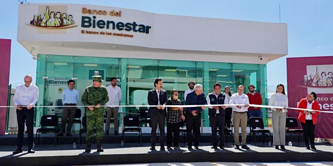 AMLO con el gobernador de Hidalgo, Omar Fayad, y otras autoridades este jueves 3 de febrero.