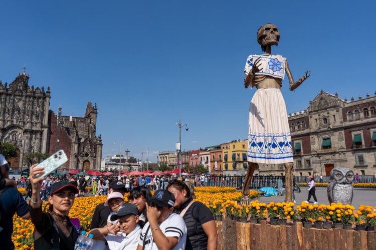 Plantas de cempasúchil formaron parte de la Mega Ofrenda en el Zócalo.