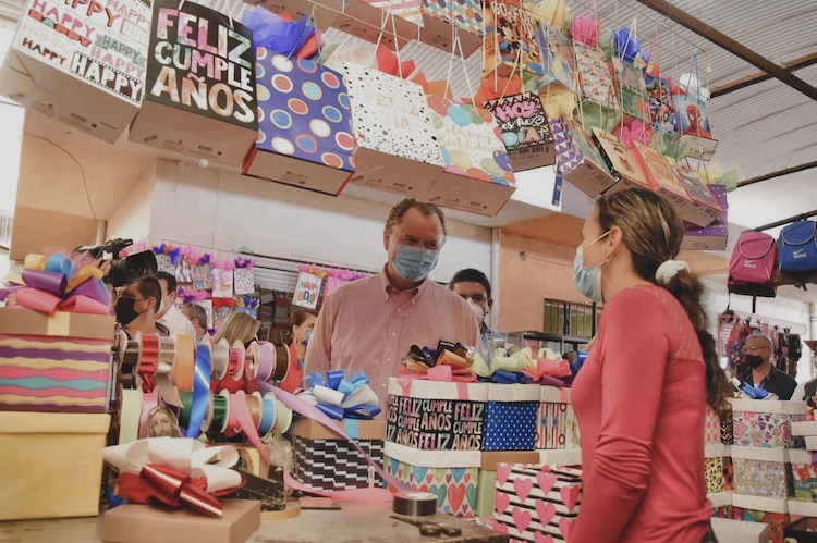 Ernesto Gándara, durante su gira por Navojoa el sábado pasado, visitó el mercado municipal.